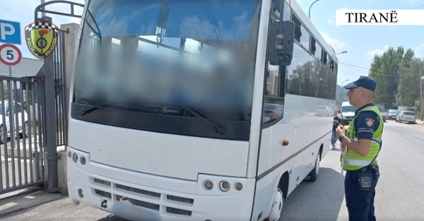 VIDEO/ Shoferi drejton autobuzin me bërryla, gjobitet me 15 mijë lekë