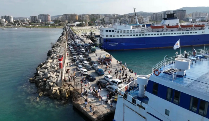 Fluks i madh pasagjerësh në portin e Vlorës