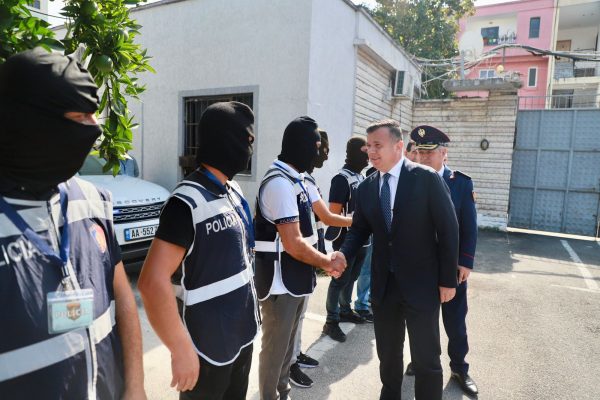 “Do godasim grupet kriminale”/ Balla nga Elbasani: Policia duhet të kontrollojë çdo makinë, çdo kroskot, çdo tapiceri ku fshihet një armë