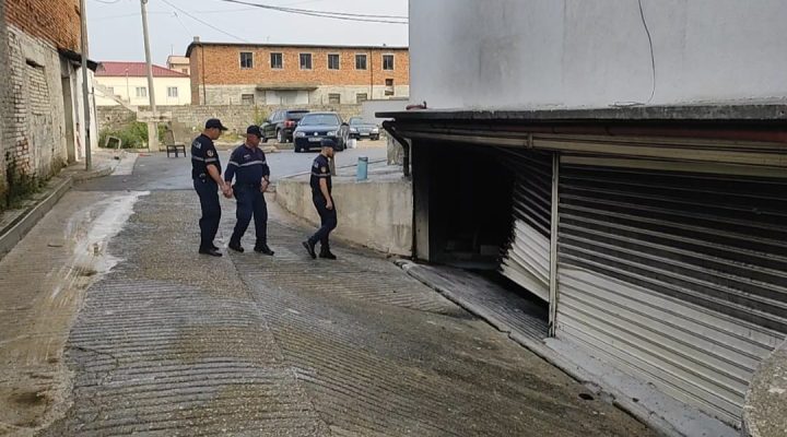 Zjarr në një pallat në Fushë-Krujë, digjen dy mjete