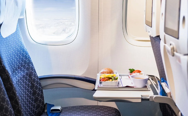 Ushqimet që nuk duhet t’i hani kurrë, para se të udhëtoni me avion