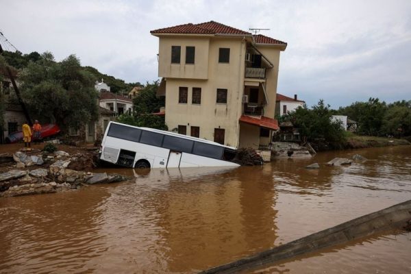 Viktima e të zhdukur në Greqi; përmbytjet katastrofike i kthejnë qytetet në liqene