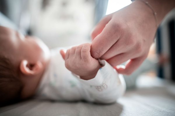 Prioritet kanë bebet që lindin në Shqipëri, miratohet propozimi i qeverisë për bonusin e lindjes