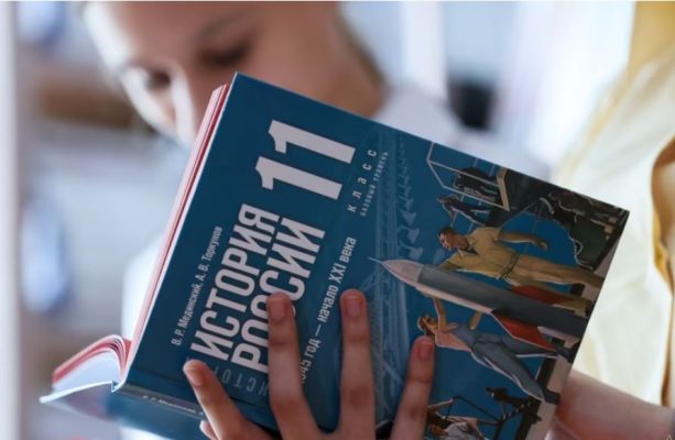 Nxënësit rusë nisin vitin e ri shkollor me libër të ri të historisë