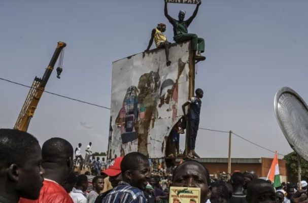 Mijëra persona në Niger marshojnë me kërkesë për tërheqje të trupave franceze
