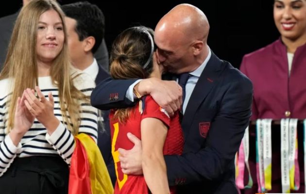 Kryeministri i Spanjës: Lojtaret i dhanë mësim botës pas puthjes në Kupën e Botës