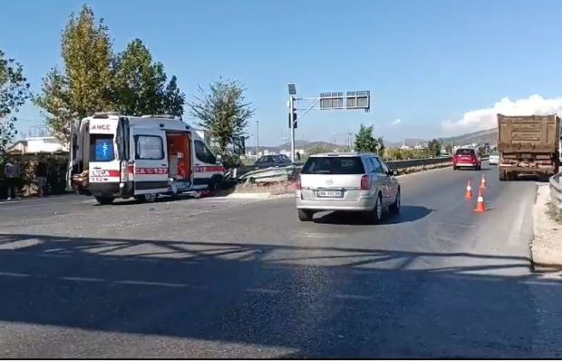Ambulanca përplaset me kamionin në Lushnjë/ Humb jetën pacienti