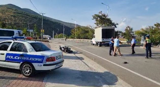 Aksident në Pogradec/ Motorri del nga rruga dhe përplaset me makinën, plagoset një turiste