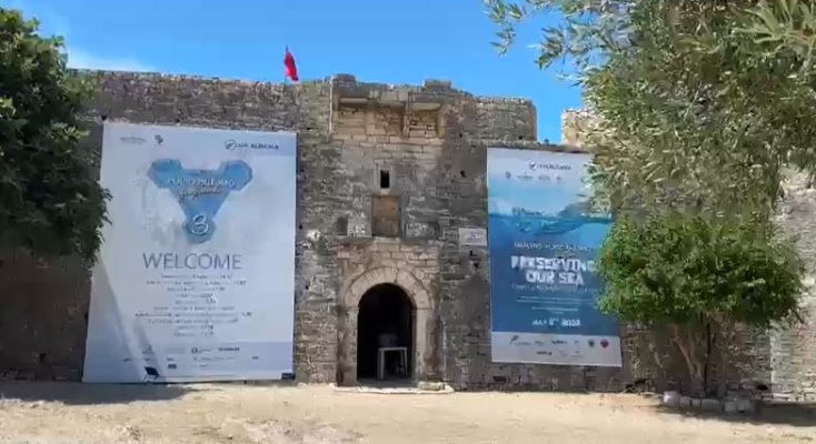 Shumë turistë në Porto Palermo/ Të huajt vizitojnë kalanë e Ali Pashës, vlerësojnë edhe natyrën  