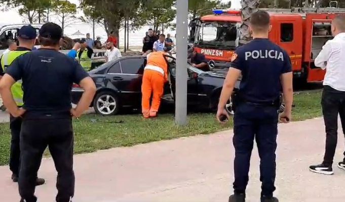 Aksident në Vlorë/ Makina përplaset me pemën, shoferi mbetet i bllokuar brenda automjetit