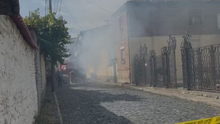 Merr flakë banesa në Korçë/ Zjarrëfikësit  nxjerrin jashtë të moshuarin, vijon puna për fikjen e zjarrit