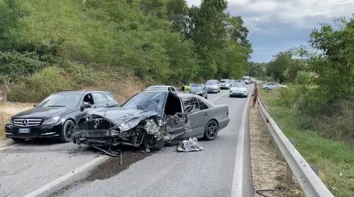 VIDEO- Aksident i rëndë në Fier/ “Benz-i” përplaset me një furgon, plagosen dy shoferët