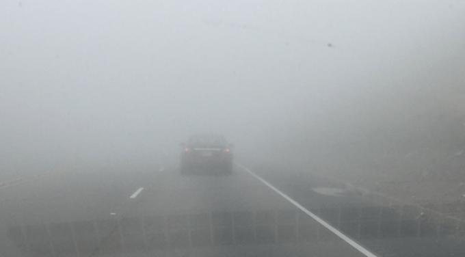 Mjegulla e dendur mbulon autostradën Fushë Krujë-Milot/ Vështirësohet qarkullimi, probleme me fushëpamjen