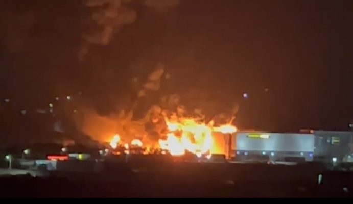 Zjarr i madh në autostradën Tiranë-Durrës/ Autoritetet: Shmangni lëvizjen me automjete në këtë segment