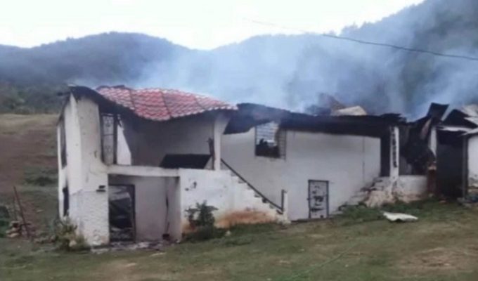 Zjarri djeg kishën e Shën Marenës në Mokër, lëndohet roja
