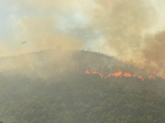 Zjarr masiv në Finiq, digjet një banesë dhe rrezikohen të tjera