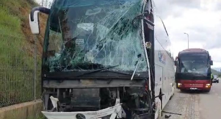 Përmbyset autobuzi në Malin e Zi; tre të vdekur e disa të plagosur nga aksidenti i rëndë