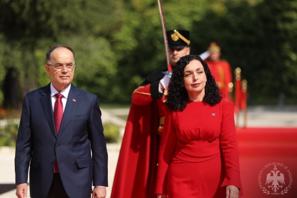 Presidentja Vjosa Osmani kërkon ndihmën e Shqipërisë: Jemi një familje, bëhuni zëri i Kosovës në instancat ndërkombëtare