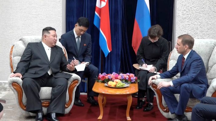Kim Jong Un nis takimet zyrtare me diplomatë të lartë rusë: Mesazh i mirë për zhvillimin e bashkëpunimit