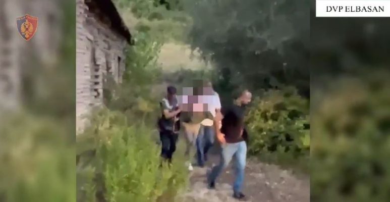 Lëvizte me kallashnikov në çantë, arrestohet i riu në Elbasan