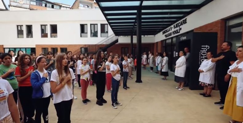 Evis Kushi uron vitin e ri shkollor me himnin e flamurit: Suksese e vit të mbarë!