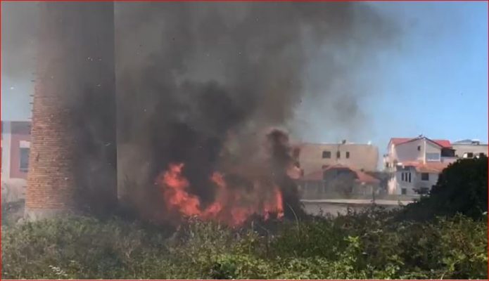 Zjarr masiv tek ish-fabrika e qelqit në Kavajë, rrezikohen banesat përreth