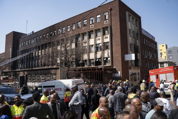 Tragjedia në Johanesburg; flakët dogjën 74 njerëz brenda godinës së banimit, mes viktimave 12 fëmijë