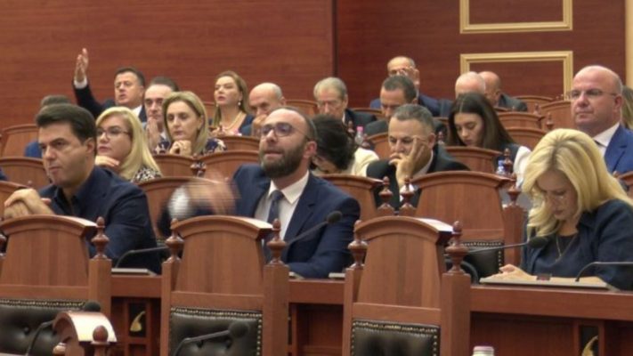 PD pa “kokë”, debat në parlament për kreun e grupit; PS nuk njeh letrën e 28 deputetëve që duan Gaz Bardhin