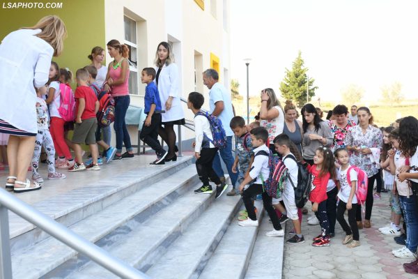 Ulet numri i nxënësve në Elbasan; nuk do ketë mbyllje shkollash ose shkurtim të mësuesve