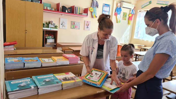 Nis shpërndarja e librave falas në shkollat 9-vjeçare/ Rama: Traditë e qeverisë për të pajisur nxënësit me burime cilësore të dijes