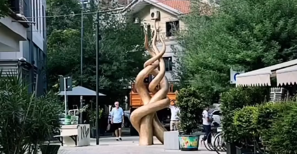 Skulptura Kontemporane e Adi Dules në sheshin “Bukureshti”, Veliaj: Sa bukur të shohësh artin të lulëzojë në çdo cep të Tiranës