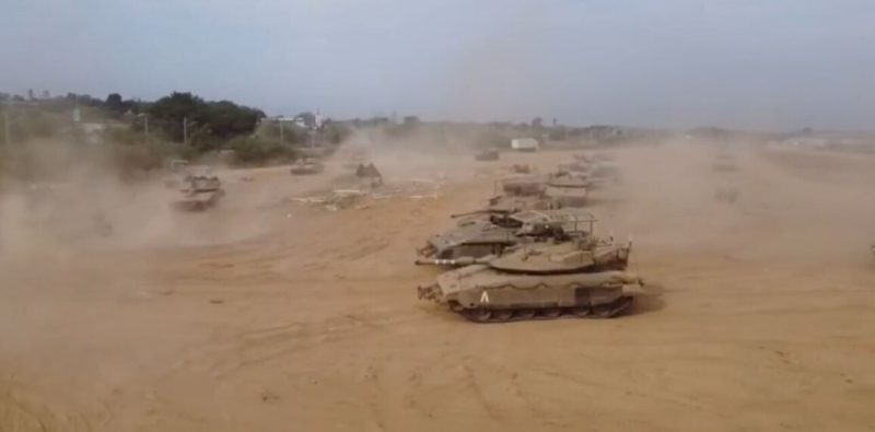 FOTO- Izraeli hyn në Rripin e Gazës nga toka/ Tanket gati për sulm