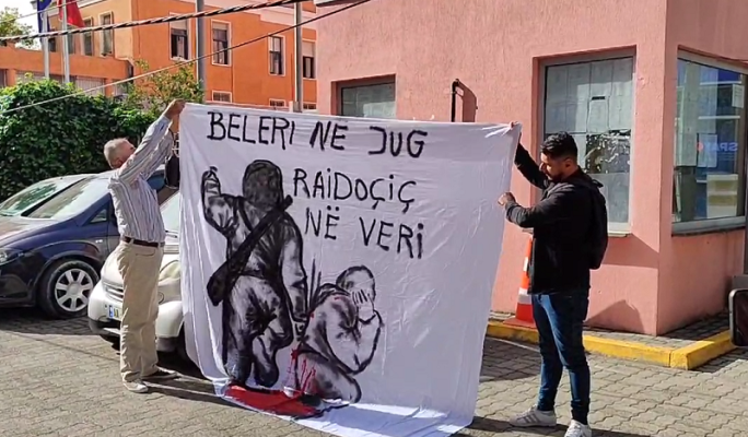 “Beleri në burg, Raidoçiç në veri”/ Protestë para nisjes së seancës tek Gjykata e Posaçme
