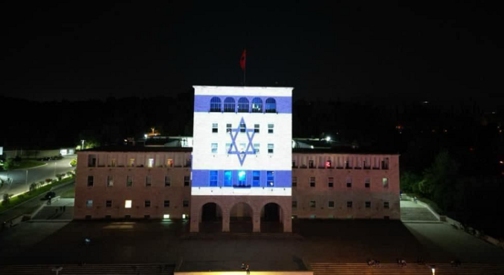 Tirana solidarizohet me viktimat në Izrael, Universiteti Politeknik vishet me ngjyrat bardhë e blu