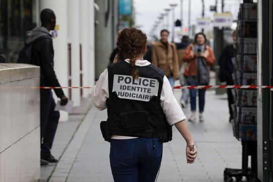 Paris, gruaja bërtet “Allahu Akbar”: policia e qëllon me armë