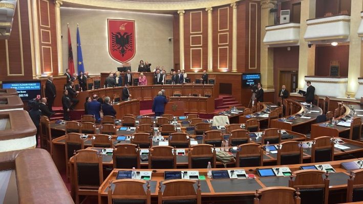 EMRAT/ Përjashtohen nga Kuvendi 6 deputetë të opozitës