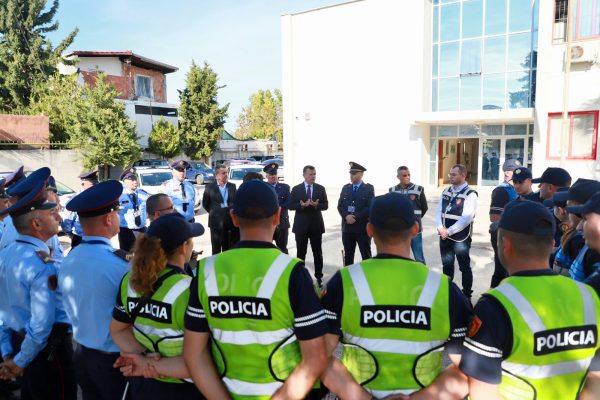 Ministri Balla takim në Komisariatin e Kavajës: Procesi i vetë-pastrimit të policisë rrit besimin tek publiku