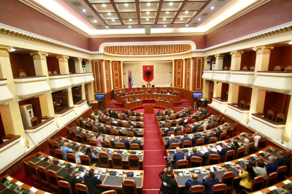 Nesër, përplasje në parlament, deputetët e përjashtuar të Berishës do të duan të hyjnë në sallë