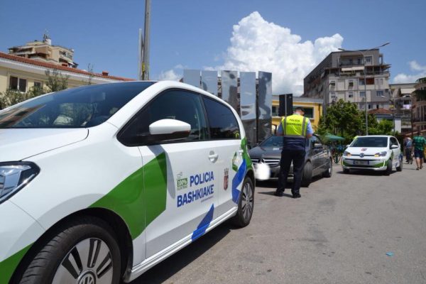”Maratona e Tiranës”, policia Bashkiake: Nëse keni parkuar automjetet në këto rrugë, duhet t’i hiqni