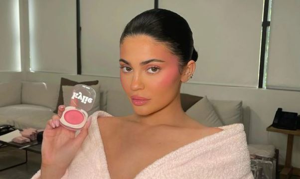 Si të aplikoni blush-in e mollëzave si Kylie Jenner për ta bërë fytyrën tuaj të shkëlqejë?
