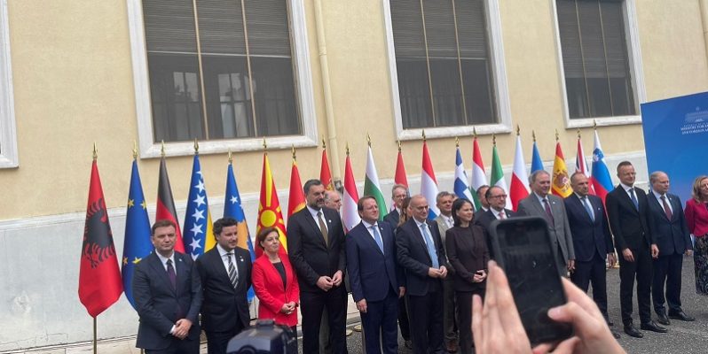 “Nuk pranoi të pozojë me foton e flamurit të Kosovës në sfond”, zbardhet arsyeja që Daçiç refuzoi homologët në Ministerial