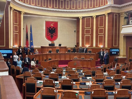 VIDEO- Kaos në Parlament/ Deputetët e opozitës pushtojnë sallën, nuk lejojnë nisjen e seancës plenare