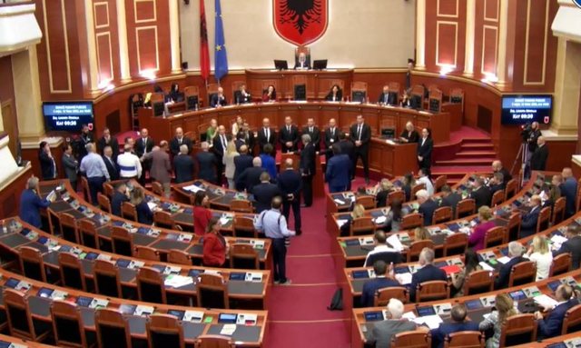 Tensione në Kuvend pas miratimit të rezolutës/ Opozita bllokon foltoren, ndërhyn garda