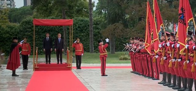 Macron mbërrin në Presidencë/ Pritet me ceremoni zyrtare nga Begaj