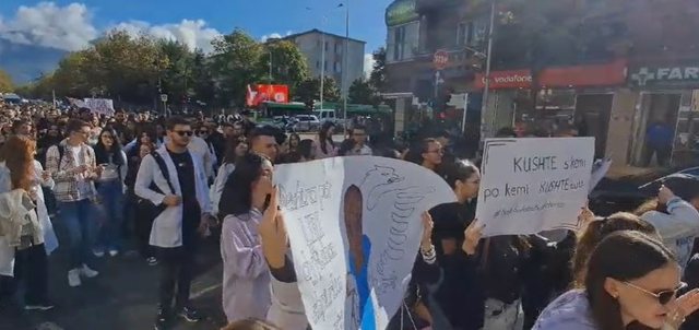Studentët e mjekësisë nuk tërhiqen/ Vijojnë protestat për të kundërshtuar vendimin e qeverisë