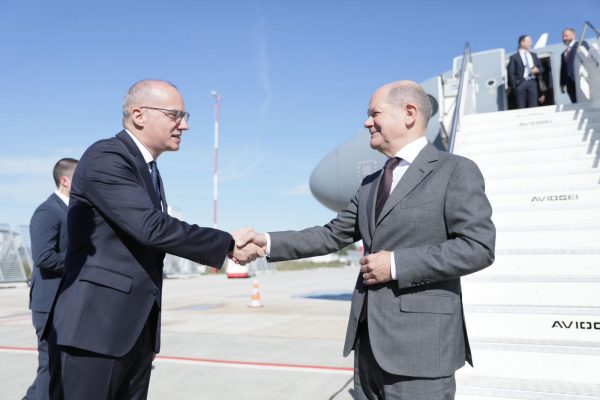 Mbërrijnë në Rinas kryeministri gjerman Scholz dhe ai spanjoll Sanchez, priten nga Ministri i Jashtëm, Igli Hasani