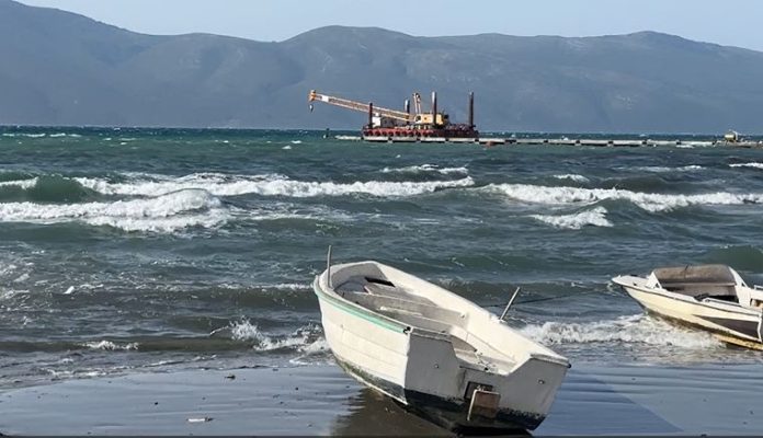 Përkeqësimi i motit/ Pezullohet lundrimi i anijeve të vogla dhe trageteve në Vlorë