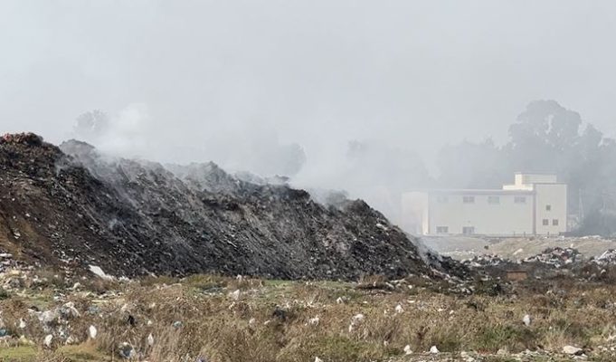 Jetë mes tymit të plehrave/ Banorët e një lagjeje në Vlorë kërcënohen nga djegia e mbeturinave