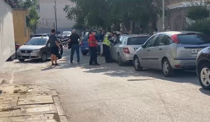 VIDEO- Vajza humb kontrollin e mjetit në Vlorë/ Merr para 6 makina të parkuara