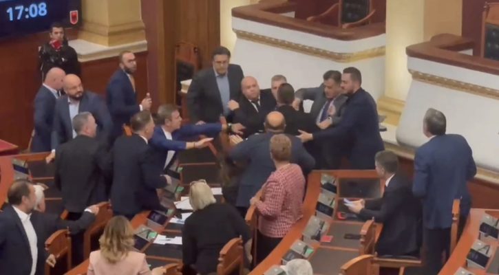 Përplasja fizike në Kuvend; PS kërkon ndëshkimin e 7 deputetëve demokratë